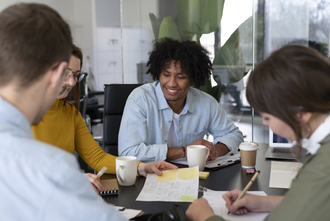 Groupe de personnes travaillant sur un projet