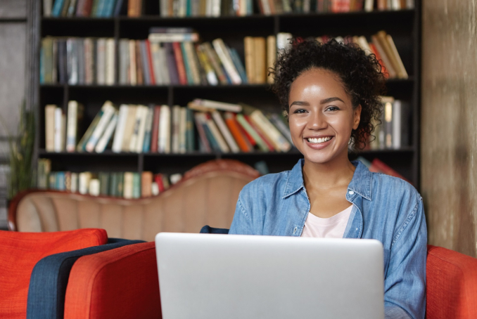 Jeune étudiante dans une bibliothèque