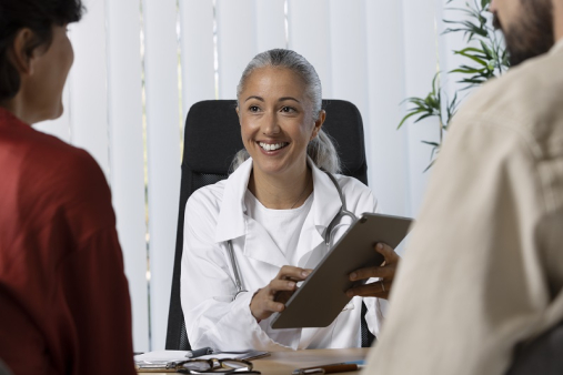 Médecin présentant des documents